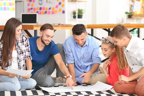 Equipo de jóvenes profesionales empresariales que se reúnen en la oficina — Foto de Stock