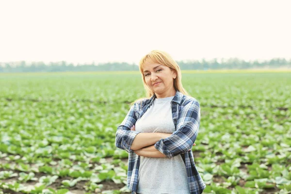 Agricultora de pie en el campo —  Fotos de Stock