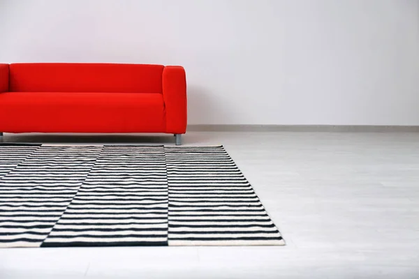 Чорно-білий килим на підлозі у вітальні — стокове фото