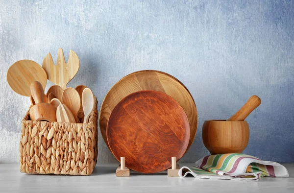 Кухонные принадлежности на столе — стоковое фото