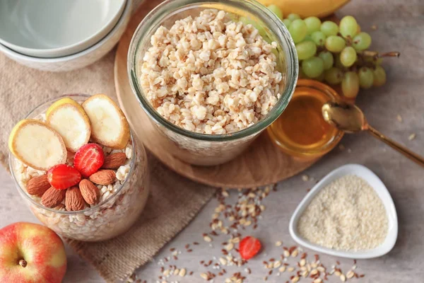 Jar dan kaca dengan oatmeal lezat — Stok Foto