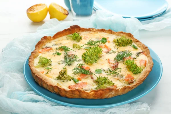 Вкусный пирог с лососем на тарелке — стоковое фото