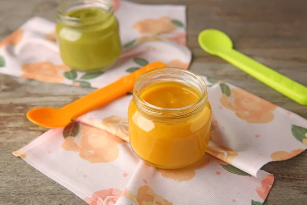 Pot met smakelijke babyvoeding op tafel — Stockfoto