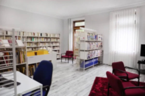 Accogliente sala lettura in biblioteca, sfondo sfocato — Foto Stock