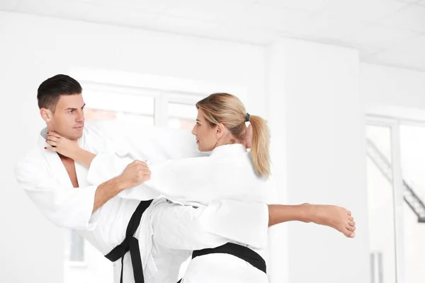 Mężczyzna i kobieta ćwiczyć karate — Zdjęcie stockowe