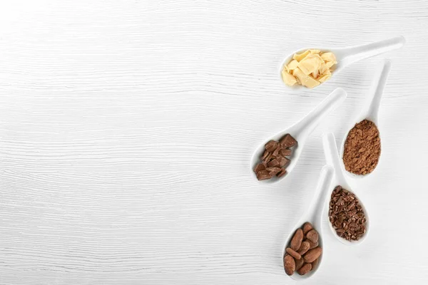 Ложки с различными продуктами из какао — стоковое фото