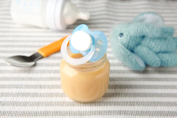 Frasco de comida de bebê saborosa em pano — Fotografia de Stock