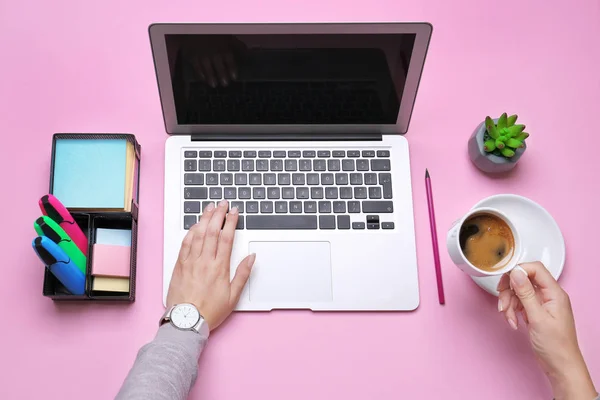 Femme avec tasse de café à l'aide d'un ordinateur portable — Photo