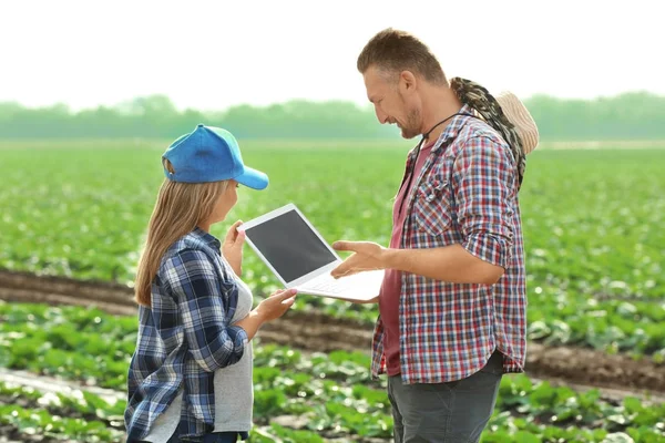 Dois agricultores com laptop em campo — Fotografia de Stock