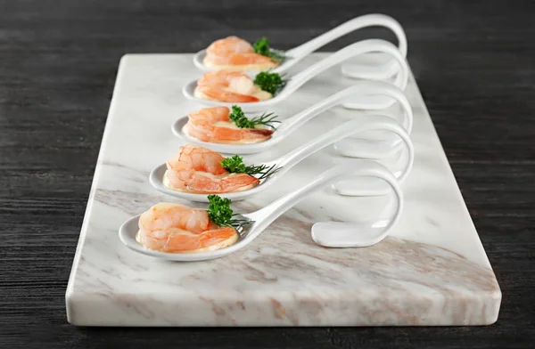 Bord met lekkere garnalen en witte saus — Stockfoto