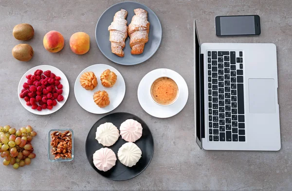 Olika produkter och laptop på bordet. Blogger matkoncept — Stockfoto