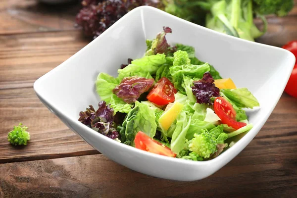 Heerlijke groente salade op tafel, close-up — Stockfoto