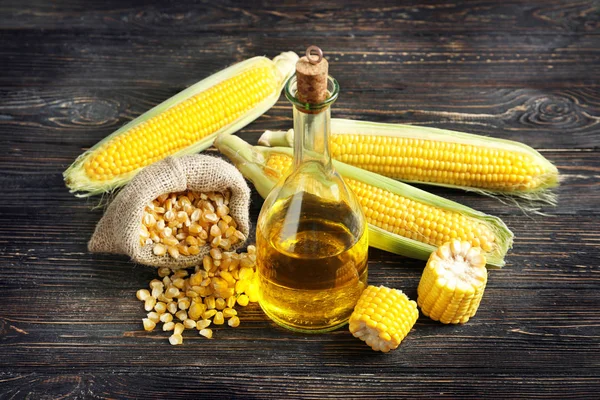 Zusammensetzung mit Maisöl, Maiskolben und Kernen — Stockfoto