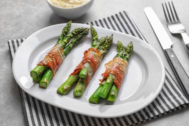 Kuşkonmaz pastırma ile plaka sarılmış