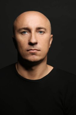 T-shirt kel adam siyah arka plan üzerine