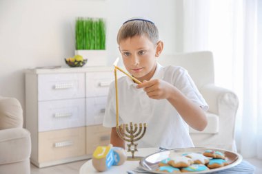 Yahudi çocuk yıldırım menorah evde