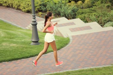 Parkta çalıştıran sportif genç kadın