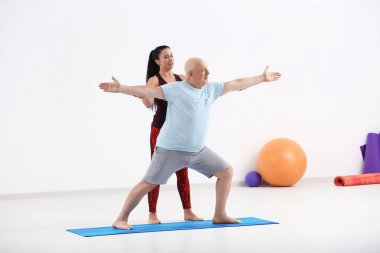 Kişisel yoga eğitmeni kapalı olgun adam