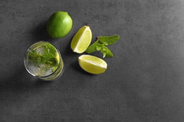 Kireç ve gri arka plan üzerine nane ile kokteyl bardak