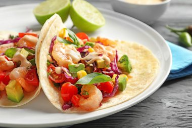 Lezzetli karides tacos ile plaka