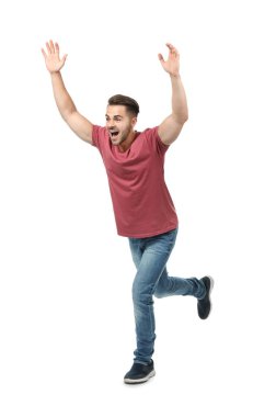 Rahat kıyafetler çalışan genç adam  