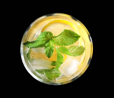 Nane ve limon siyah arka plan üzerine ile kokteyl bardak