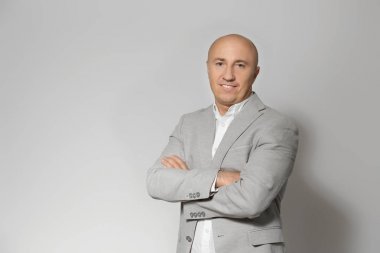 Ceket gri arka plan üzerinde kel adam