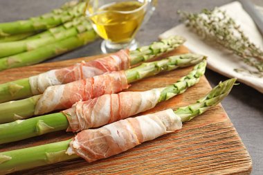 Kuşkonmaz pastırma ile plaka sarılmış 