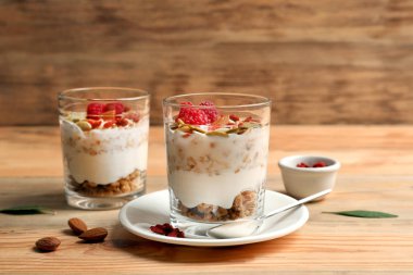 Goji meyveleri ahşap zemin üzerine gözlük ile lezzetli tatlı