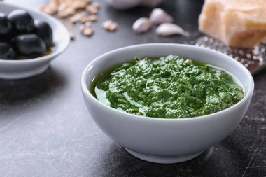 lezzetli fesleğen pesto sos