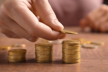 Ahşap masa, closeup sikkelerinde istifleme kadın