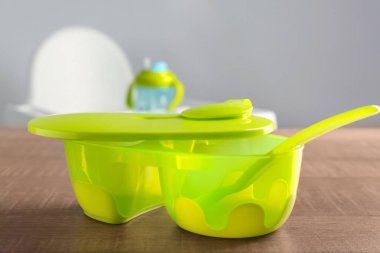 Parlak bebek dishware masada