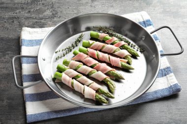 Kuşkonmaz pastırma ile plaka sarılmış