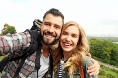 Selfie açık havada alarak mutlu genç turist