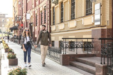 Mutlu genç turist şehir sokakta yürüme