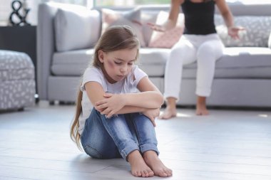 Kızı evde azar kadın. Aile içi şiddet kavramı