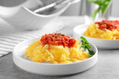 Plaka ile lezzetli spagetti squash