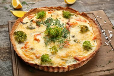 Ahşap tahta üzerinde lezzetli somon kiş