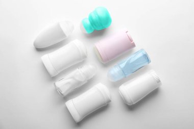 Kadınlar için çeşitli deodorantlar