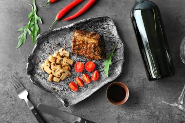 Sulu biftek ve şarap ile kompozisyon 