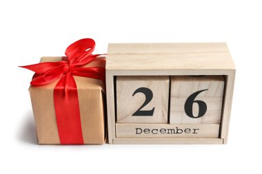 Şirin hediye kutusu ile takvim, üzerinde beyaz izole