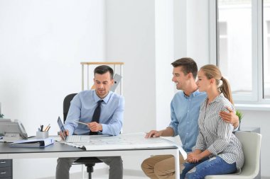 Emlak komisyoncusu ve proje yeni düz tartışırken müşteriler