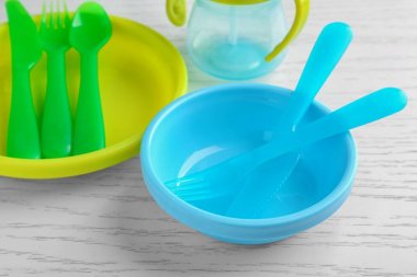 Parlak bebek dishware masada