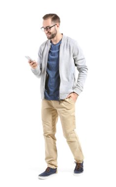 Çekici bir genç adam ile smartphone 