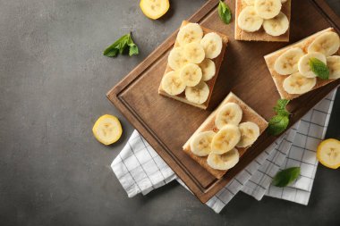 Ahşap tahta masada lezzetli Muzlu Kek parçaları ile