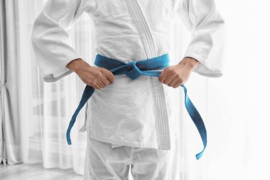 Adam karategi kapalı