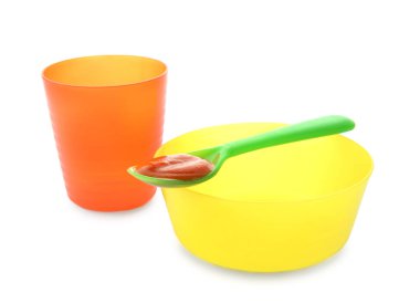 Bebek maması, plastik bardak ve kase kaşık 