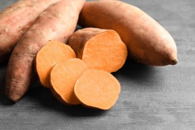 Tatlı patates gri arka plan üzerinde