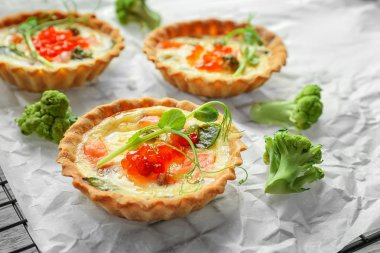 Kılavuz, closeup pişirme üzerinde lezzetli somon tartlets