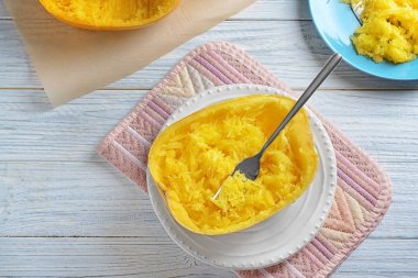 Çatal ile lezzetli spagetti squash